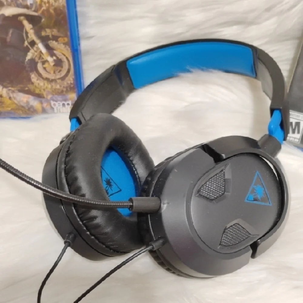 Turtle Beach Black/Blue Gaming Headset & PS4 Call Of Duty/Days Gone Game Set
